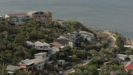 zona residencial junto al mar en una colina con árboles verdes