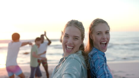 Dos-Jóvenes-Caucásicas-Disfrutan-De-Una-Salida-A-La-Playa-En-Una-Fiesta,-Con-Espacio-Para-Copiar