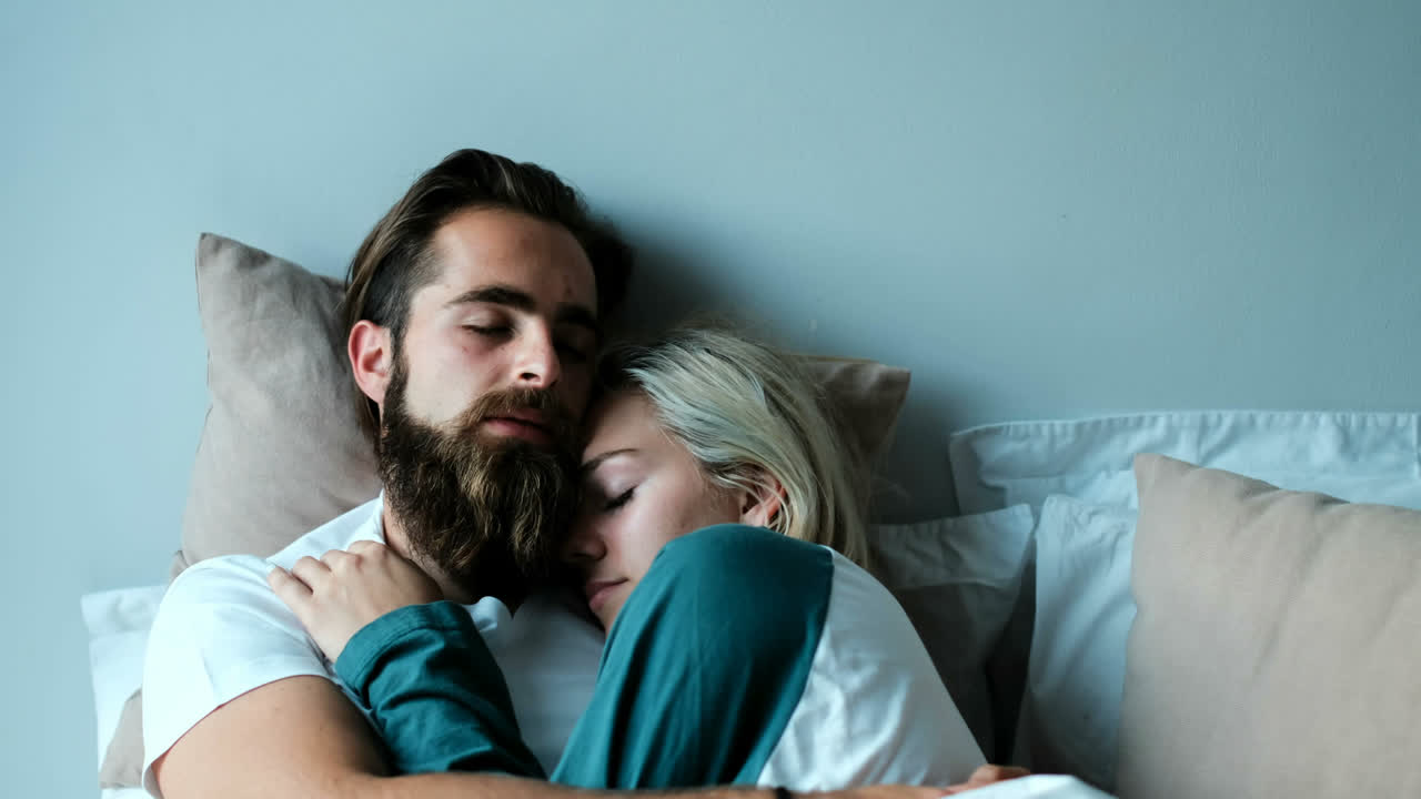 Coppia che si rilassa a letto in camera da letto 4k