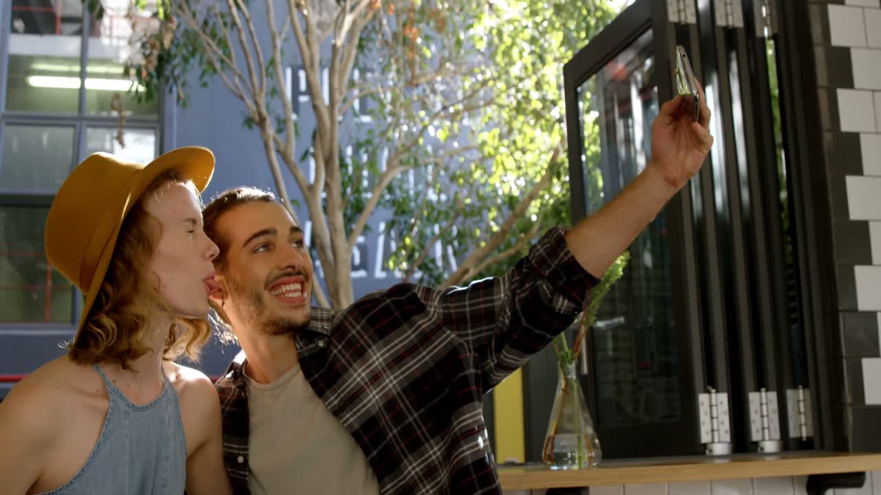 pareja posando mientras se toman una selfie 4k 4k