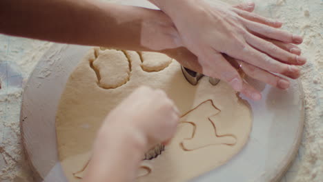 madre e hija moldeando galletas