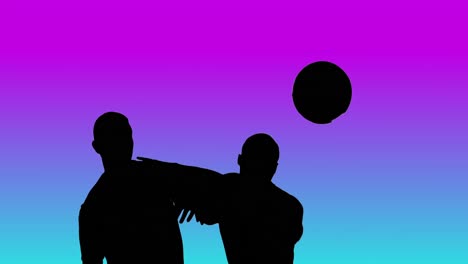 Video-Mit-Schwarzen-Silhouetten-Zweier-Männlicher-Fußballspieler,-Die-Den-Ball-Auf-Blauem-Bis-Violettem-Hintergrund-Mit-Dem-Kopf-Kicken