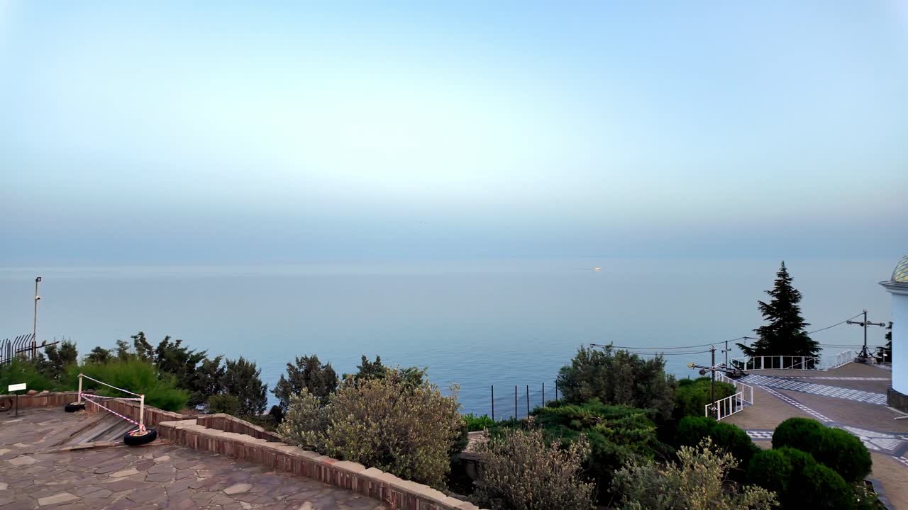 una vista panorámica de la costa de crimea desde una plataforma de observación, capturada en las primeras horas de la mañana