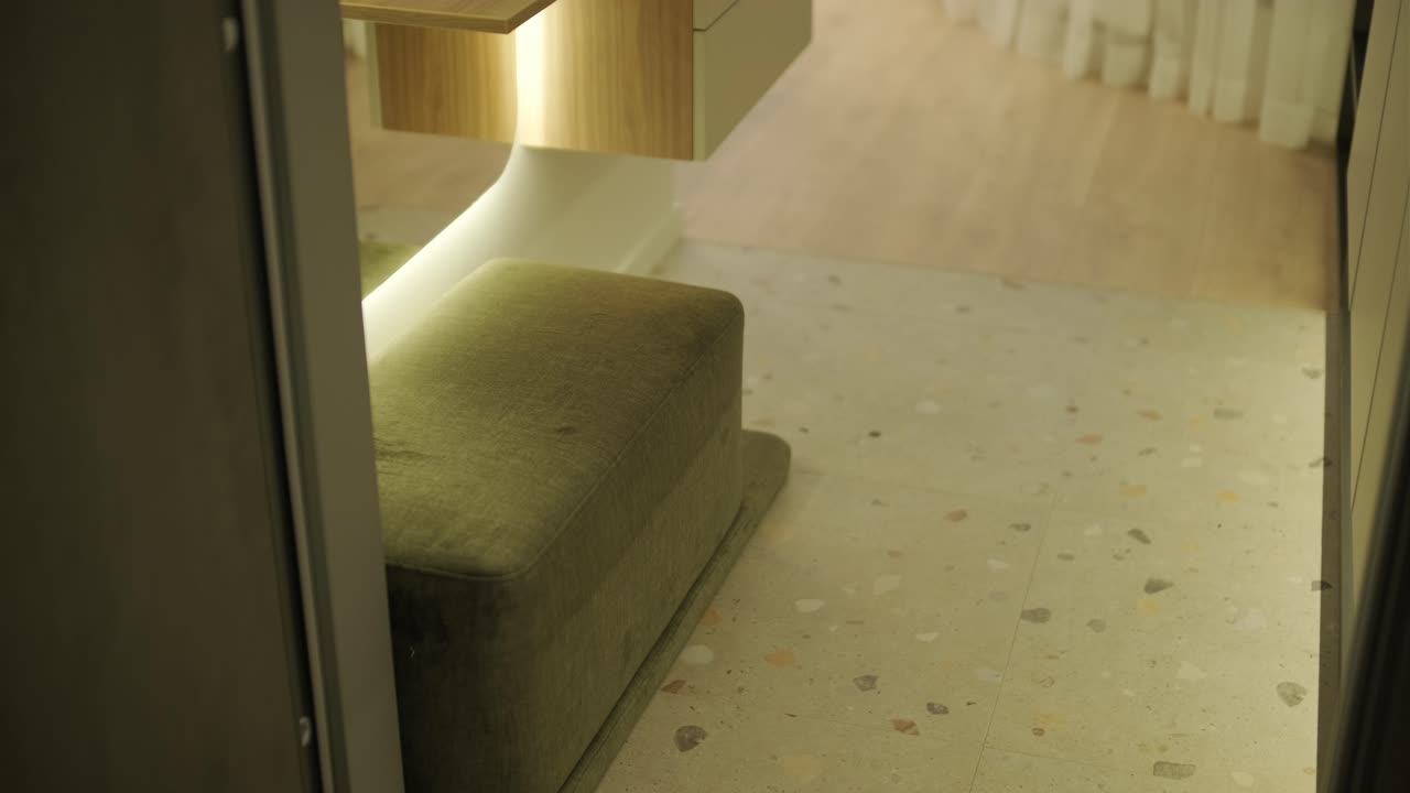 단순한 장식, 중립적인 톤 및 깨한 선을 특징으로하는 미니멀한 아파트 인테리어는 기능성을 강조하여 조용하고 조직적인 주거 공간을 만니다.