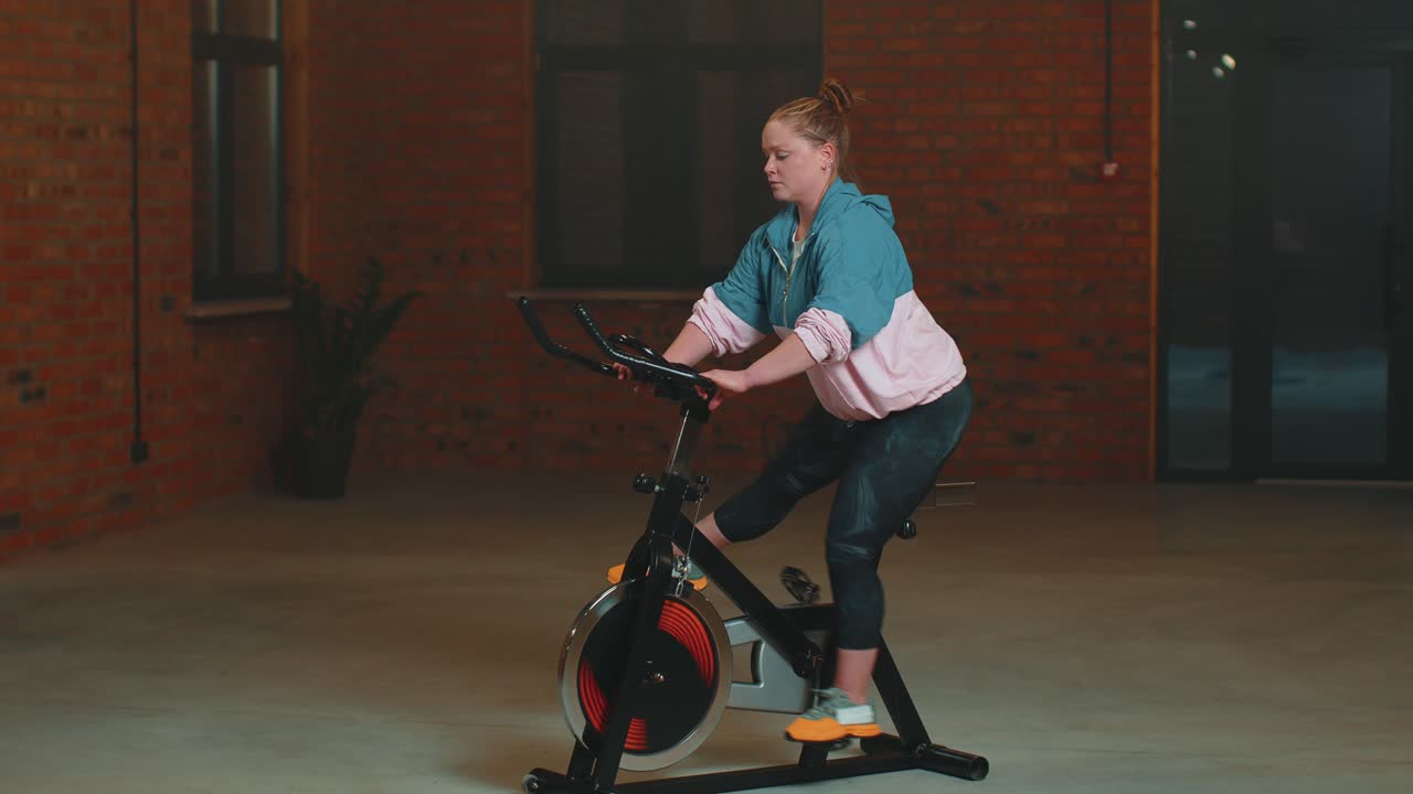 mujer realiza entrenamiento de resistencia aeróbica entrenamiento de cardio rutina en los simuladores, entrenamiento de ciclo