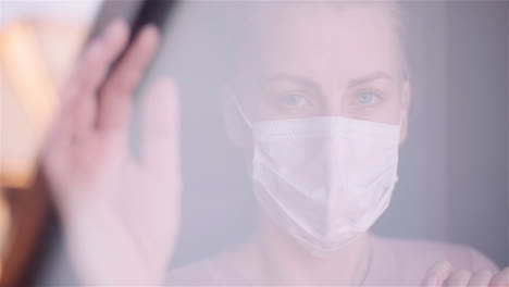 una mujer triste durante la pandemia de covid-19