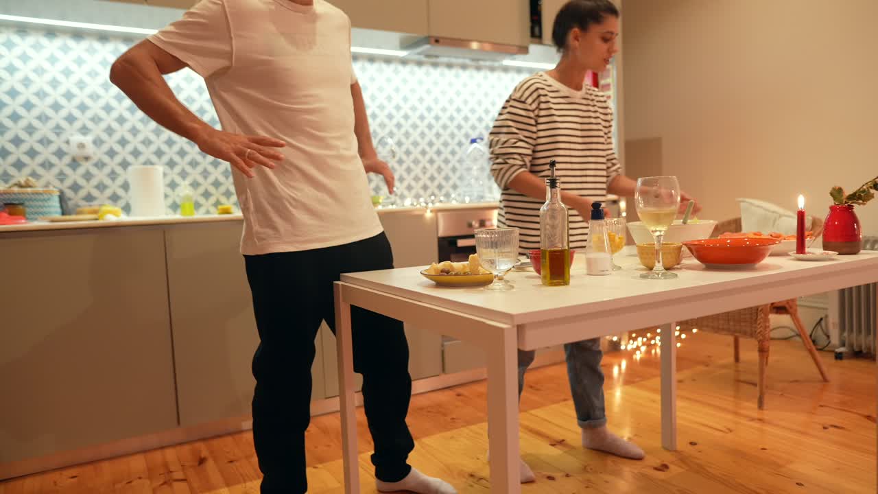 부부가 부에서 식사를 즐기고 있다