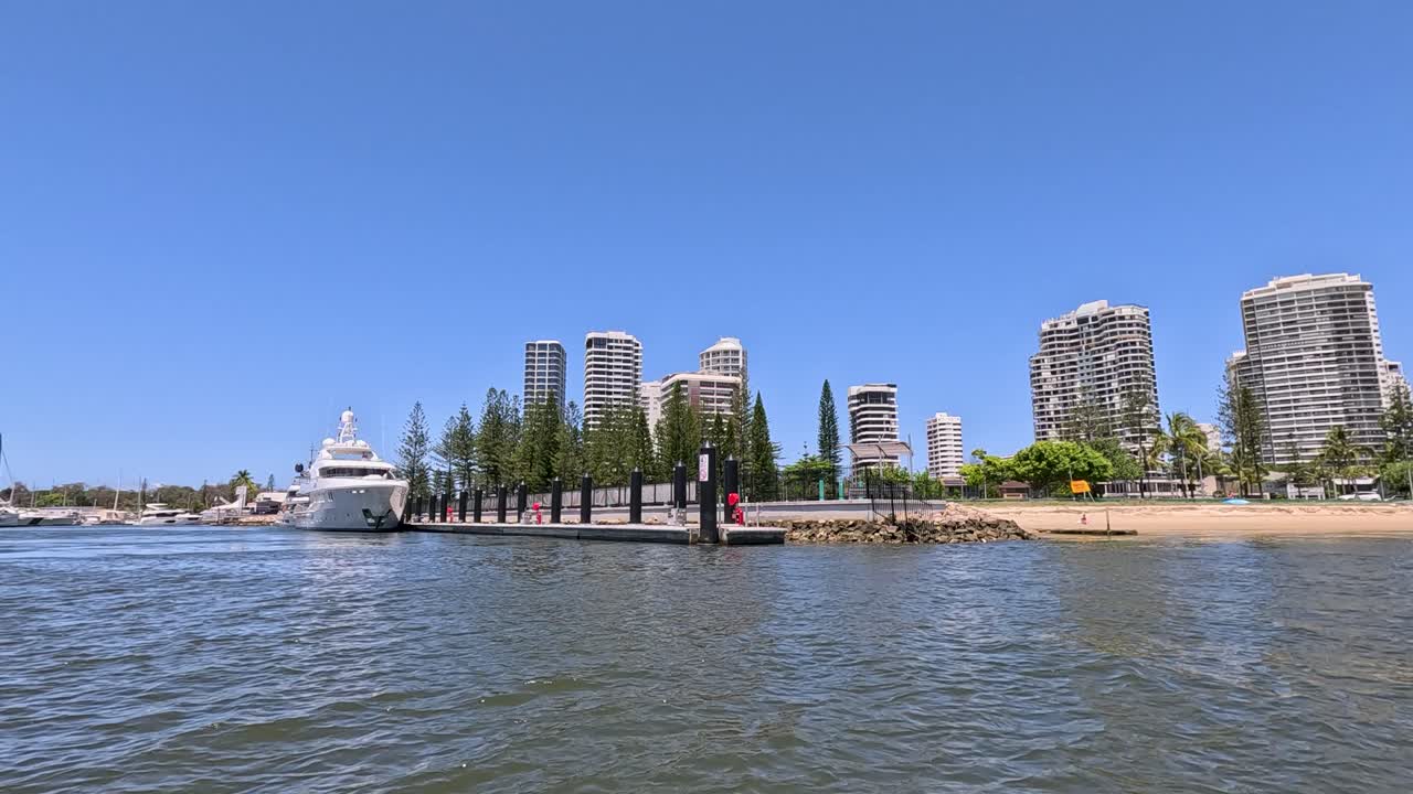 yate en la marina con el telón de fondo del horizonte de la ciudad