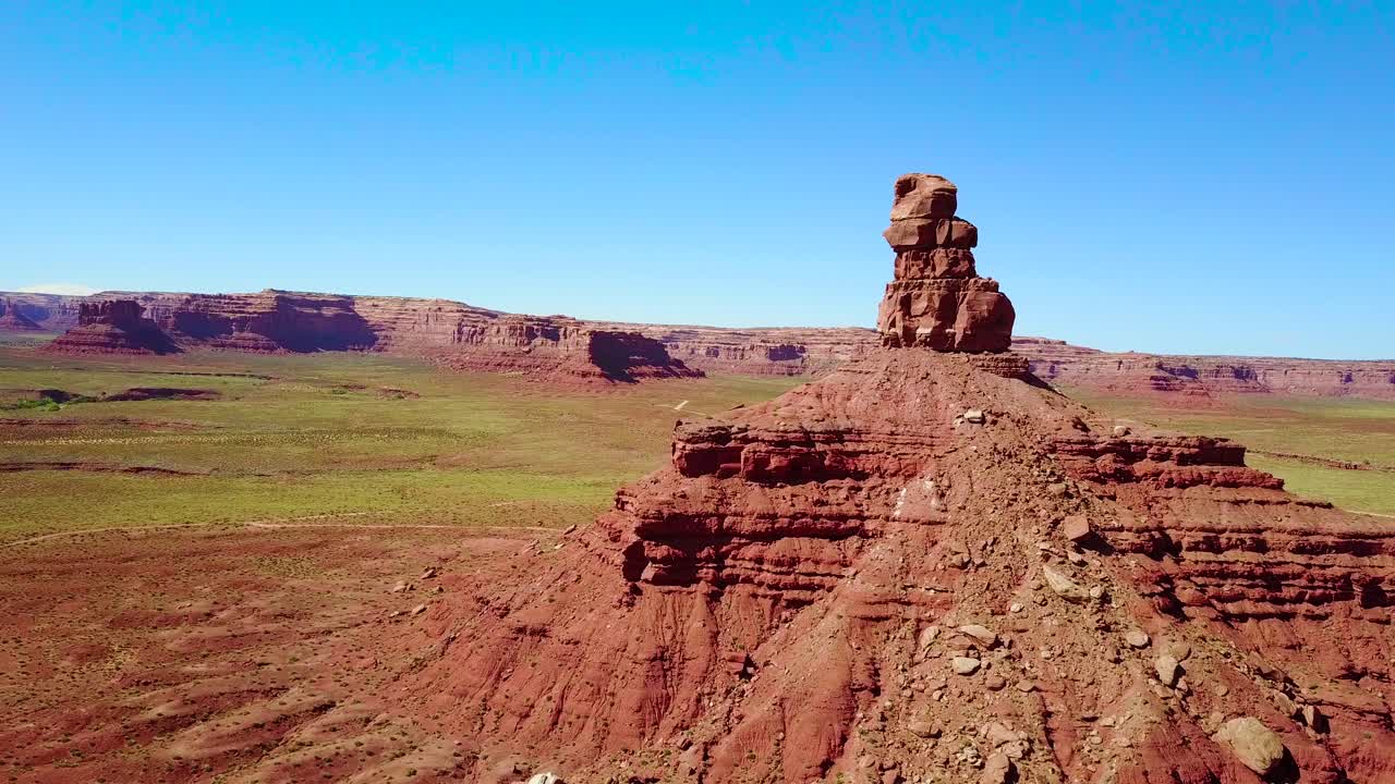 increíble antena a través de las colinas y formaciones rocosas de monument valley, utah 1