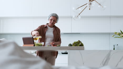 Woman-preparing-a-salad