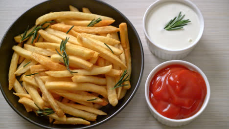 patatas fritas o papas fritas con crema agria y ketchup