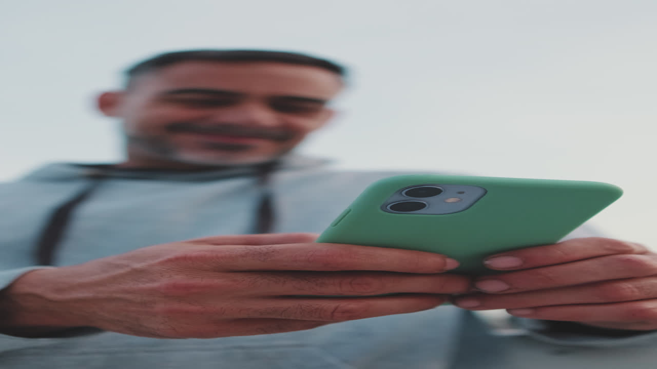 L'uomo che utilizza smartphone
