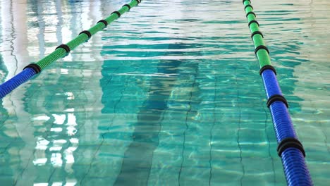 Schwimmbad-Mit-Fahrbahnmarkierungen