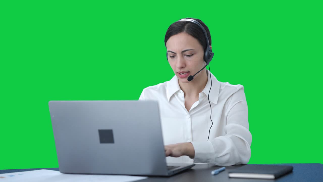 Ragazza indiana di call center che parla con il cliente Schermo verde