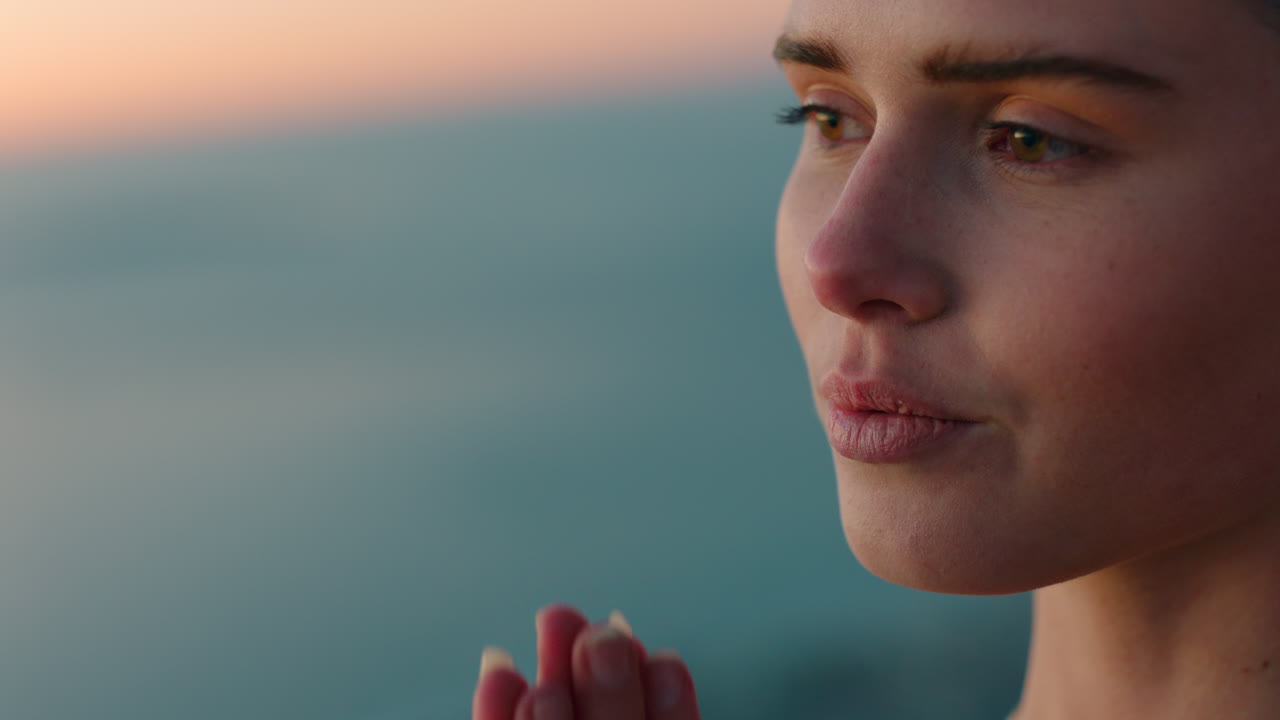 mujer sana meditando en la cima de la montaña practicando la atención plena al amanecer