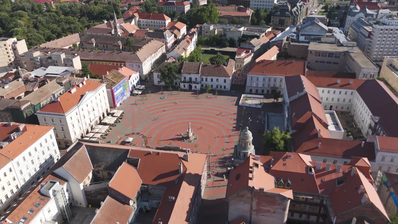 Drone tilt-down shot of Liberty Square, showcasing the architectural beauty and vibrant atmosphere of Timișoara’s historic center