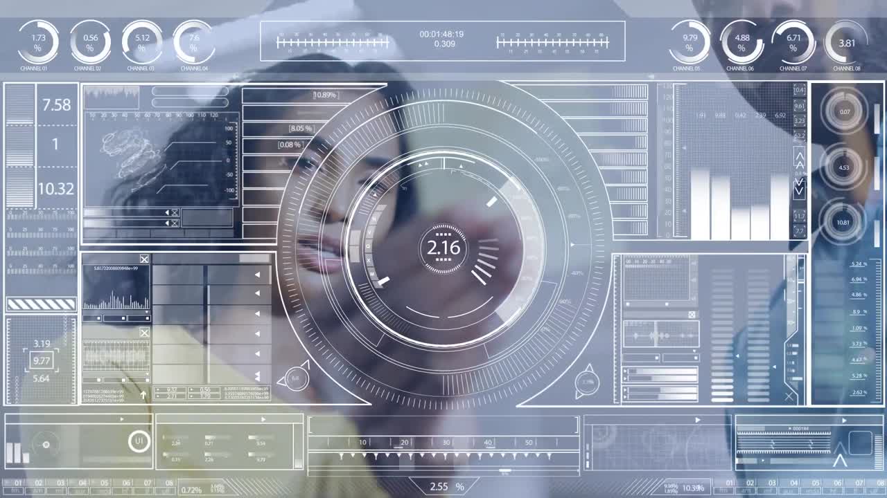 animación del procesamiento de datos en la pantalla sobre una mujer de negocios biracial.