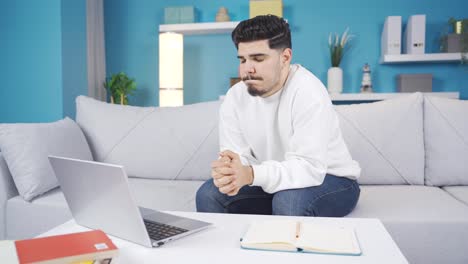 Homeoffice-Arbeiter,-Der-Sich-Nicht-Auf-Seine-Arbeit-Konzentrieren-Kann.