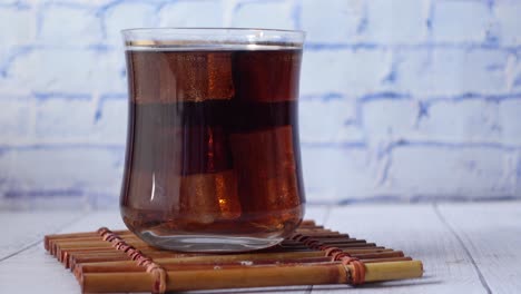 Refrescos-Con-Un-Cubito-De-Hielo-En-Un-Vaso,