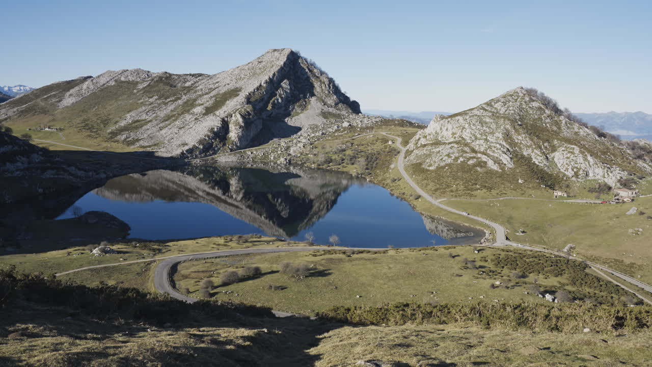 Vista panoramica di Covadonga, Asturie, Spagna, cielo sereno e paesaggio suggestivo