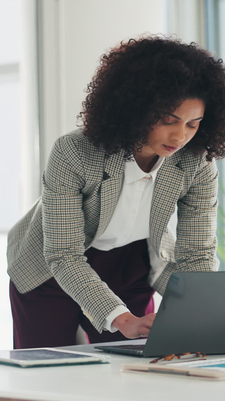 Mulher Profissional Em Pé e Digitando no Laptop no Escritório