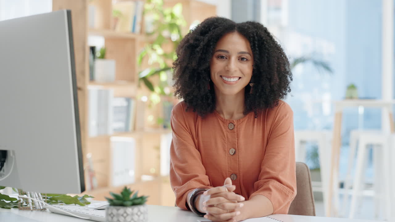 cara, negocios y mujer con una computadora