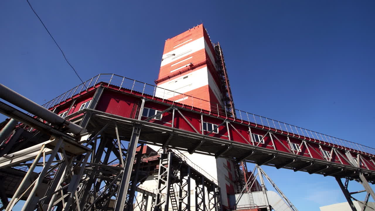 planta industrial con torre y pasarelas elevadas