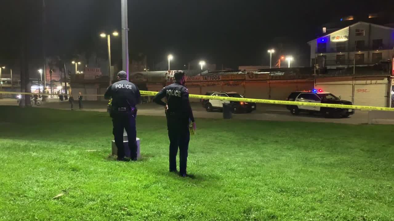 la policía establece una escena del crimen a gran escala