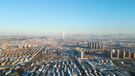 Wintersonnenuntergang-In-Der-Stadt-Zibo,-Provinz-Shandong,-China,-Der-Eine-Faszinierende-Szene-Offenbart,-Die-Durch-Die-Silhouette-Von-Kraftwerken-Im-Hintergrund-Geschmückt-Wird