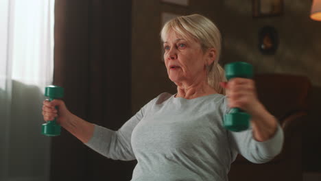 mujer anciana haciendo ejercicio con pesas en casa