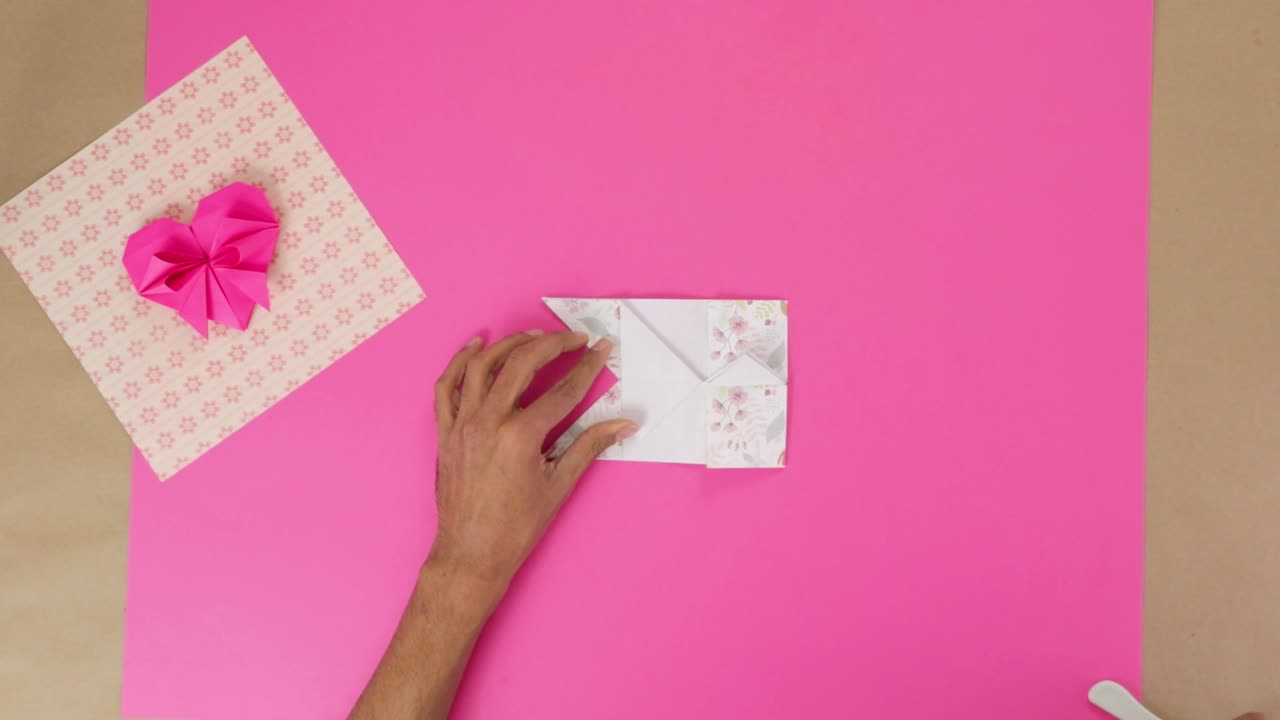 Piegare un cuore di origami con carta fantasia per San Valentino, timelapse.