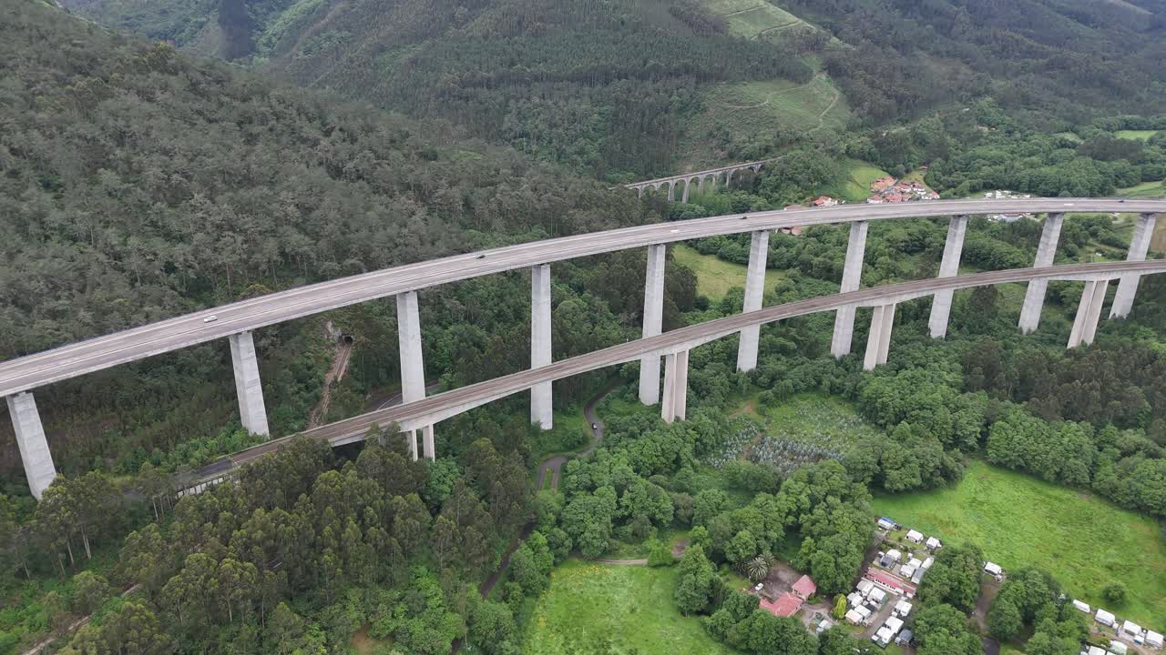 a8 고속도로는 북부 스페인의 계곡 위에 높이 올라 있습니다.