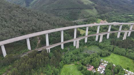 Autobahn-A8-Erhöht-über-Tal-Nordspanien-Drohne,-Luftaufnahme