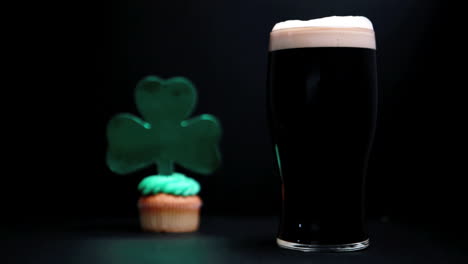 pinta de stout y pastel del día de san patricio