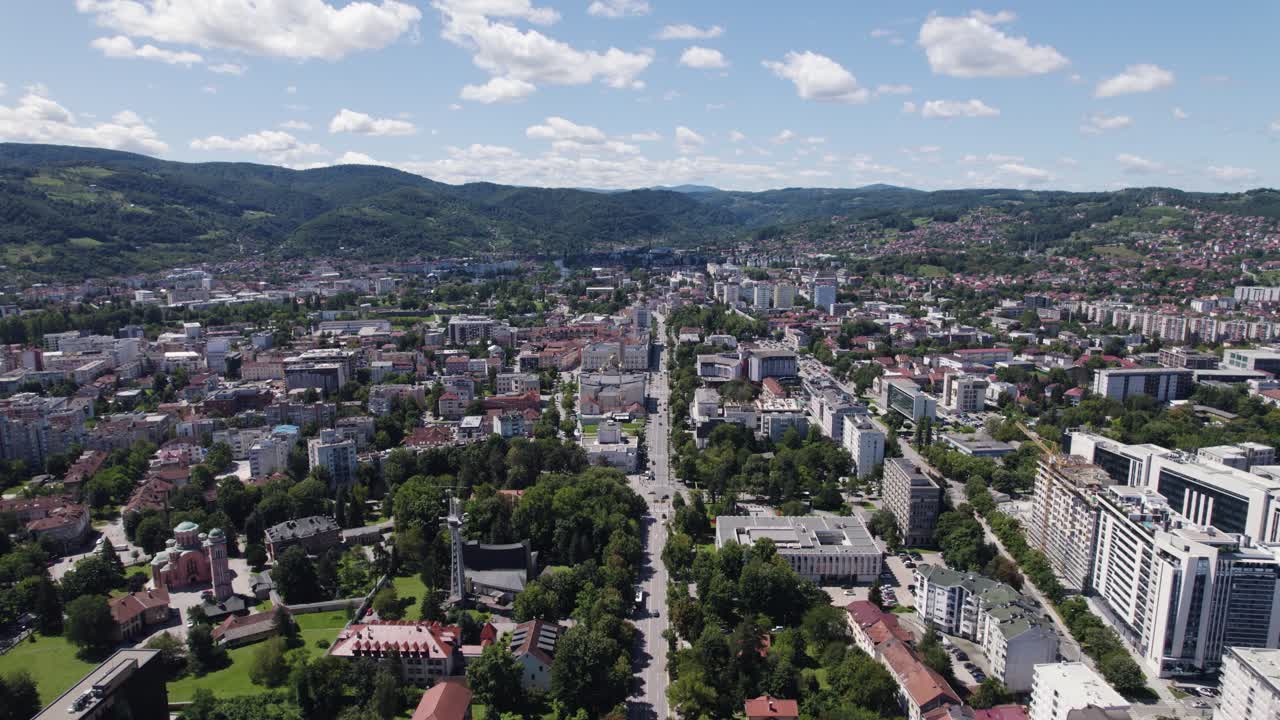 panorama aéreo de banja luka, capturando puntos de referencia urbanos en medio de un entorno verde