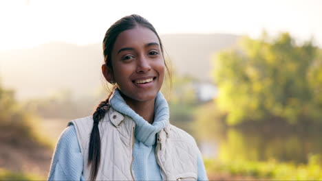 sol, naturaleza y rostro de mujer con sonrisa