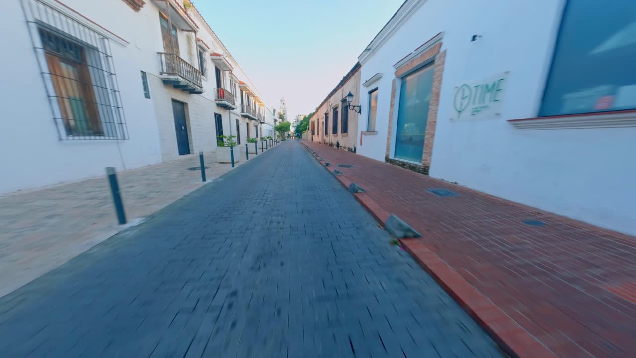 산토 도밍고 식민지 지역의 아르조비스포 메리노 거리를 따라 비행하는 드론