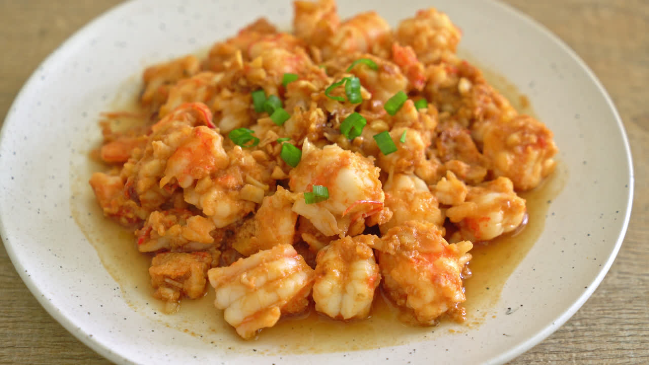 camarones fritos con ajo y pasta de camarones en un plato de whie