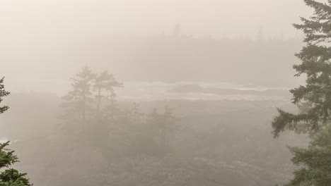 Wunderschönes-Ucluelet-In-British-Columbia-Im-Nebligen-Hyperlapse-Am-Frühen-Morgen