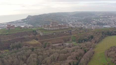 Toma-Aérea-Del-Castillo-De-Dover-Con-El-Puerto-Y-La-Ciudad-En-El-Fondo-Del-Reino-Unido