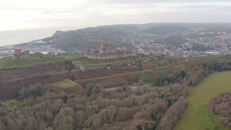 fotografía aérea del castillo de dover con el puerto y la ciudad en el fondo, reino unido