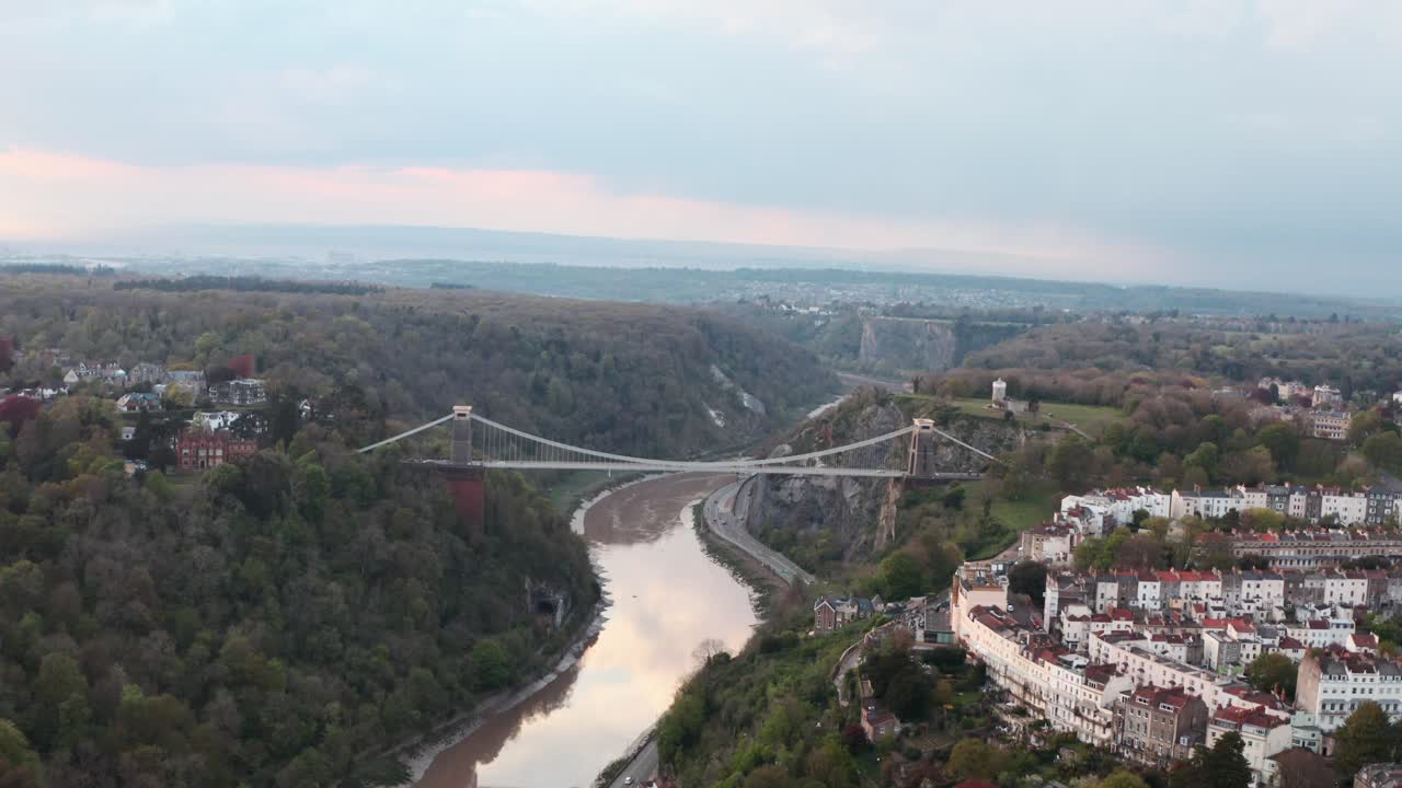 tomada de un avión no tripulado en círculo del puente colgante de clifton bristol al atardecer