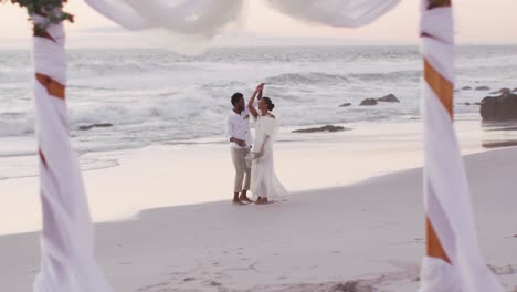 Pareja-Afroamericana-Enamorada-Casándose,-Bailando-En-La-Playa