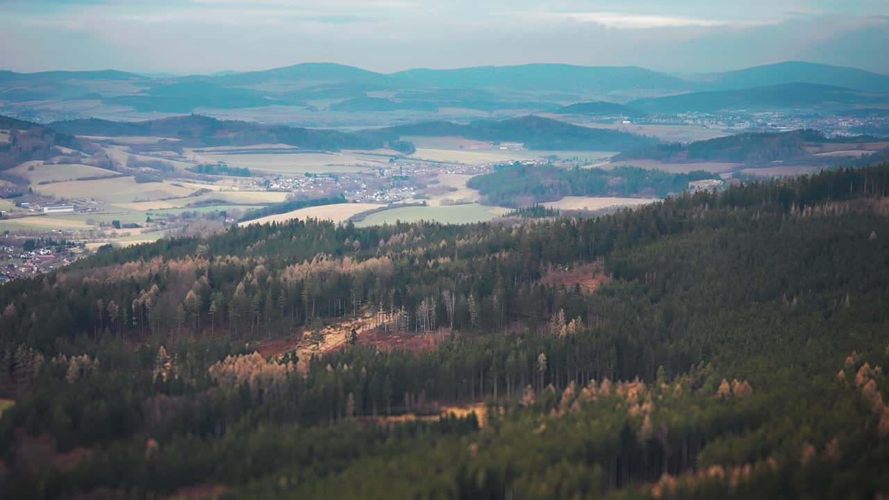 Bewaldete Hügel und Bauernfelder Südböhmens im Luftvideo