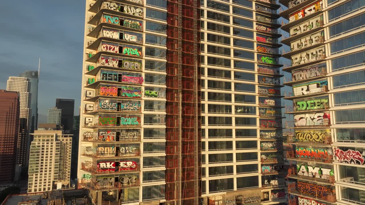 4k aerial de la torre de graffiti en dtla en febrero de 2024, los ángeles, california, estados unidos