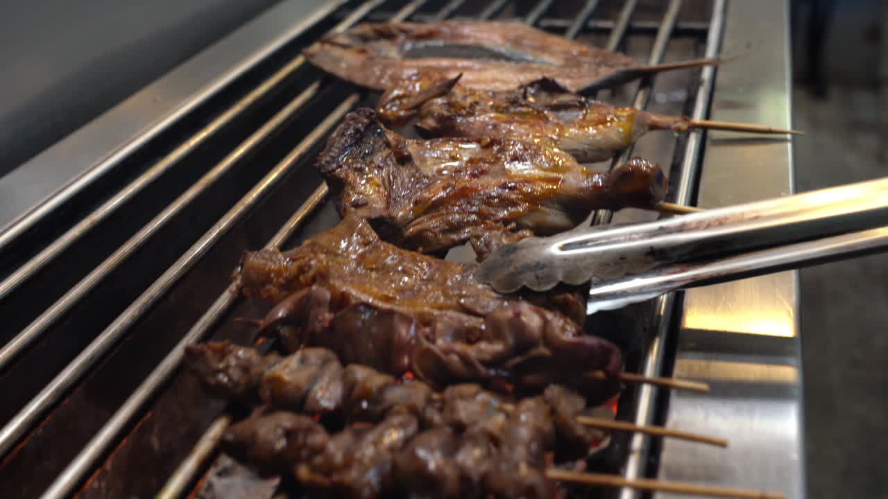 ⁇ 고기 와 돼지고기 가 레스토랑 에서 그릴 에  ⁇ 여 있다