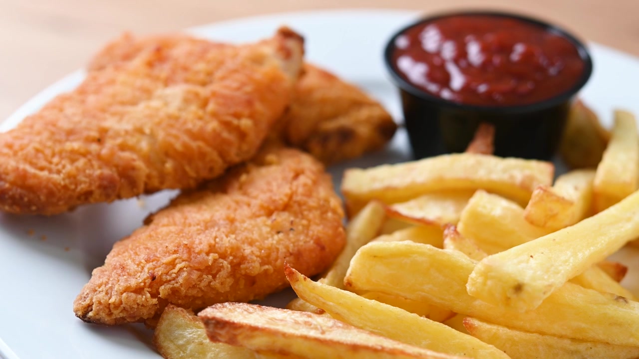Pollo frito y crujiente con papas fritas y ketchup