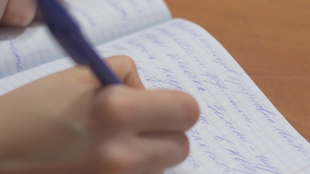 estudiante tomando notas