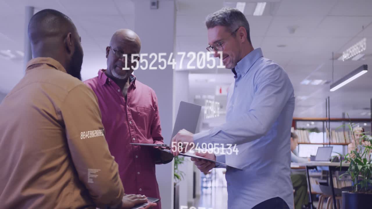 animación del procesamiento de datos sobre diversas personas de negocios en la oficina