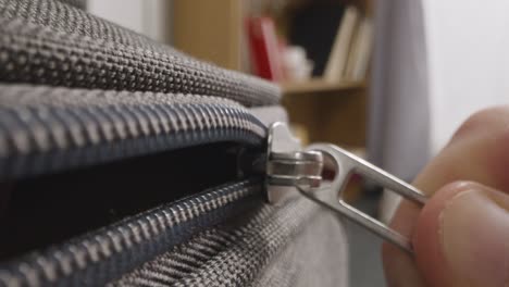 close up d'une personne à la maison qui ferme et ferme sa valise prête pour les vacances d'été 2